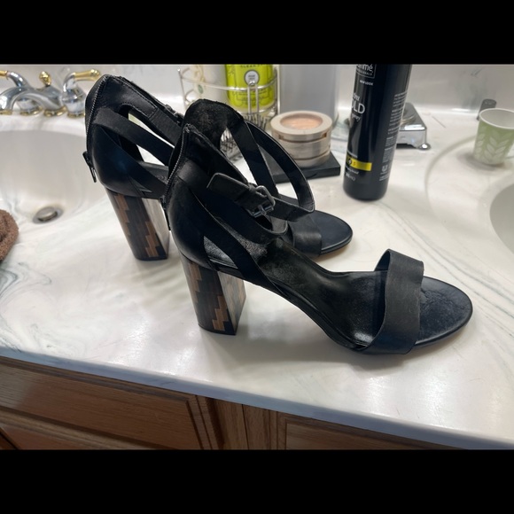 Shoes size 8 - Picture 2 of 4